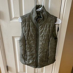 Rue 21 puffer vest in Women’s medium